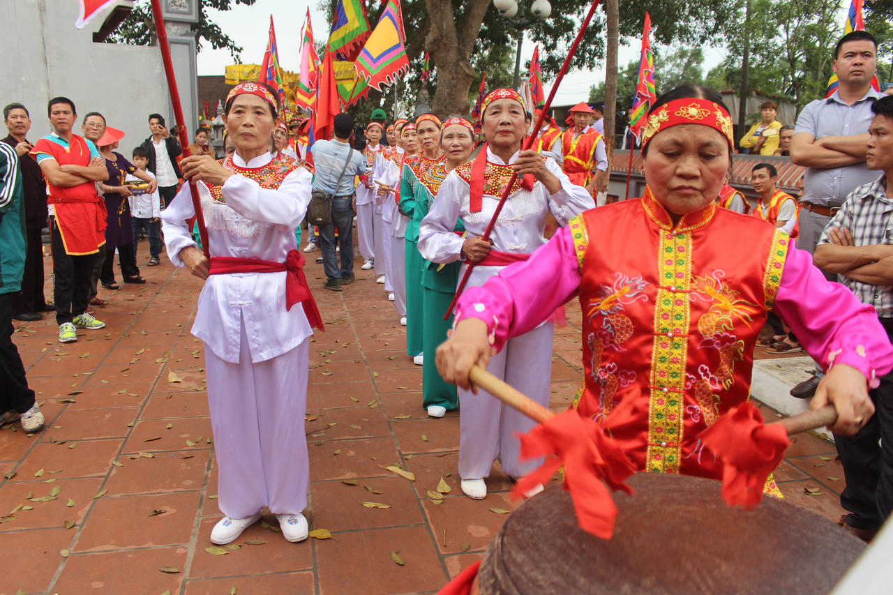 Đoàn người rước 'vua sống' kéo dài hàng km ở Hà Nội